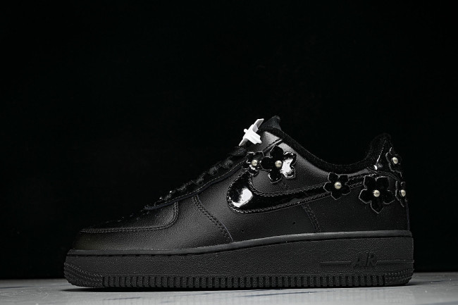 IR8637-001 AIR FORCE 1 LOW 07 BLACK/OFF-NOIR/METALLIC SILVER/BLACK