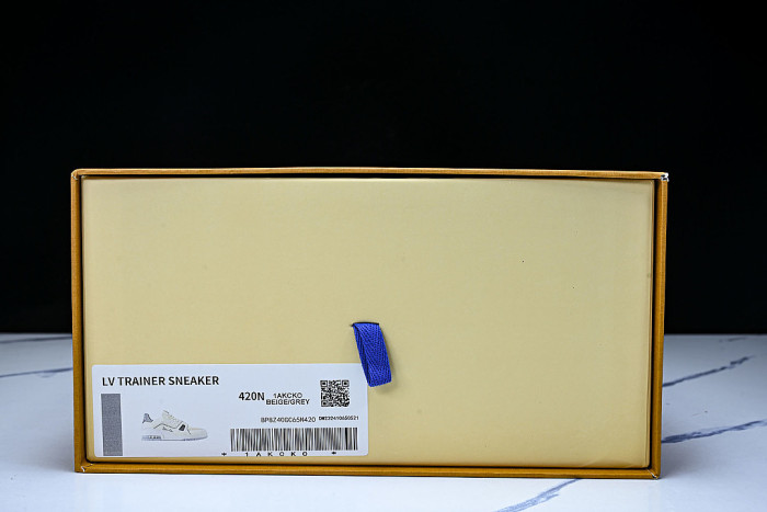 THE NEW CALFSKIN SPORTS SHOES EXUDE A SENSE OF FASHION AND SOPHISTICATION WHITE/PURE WHITE