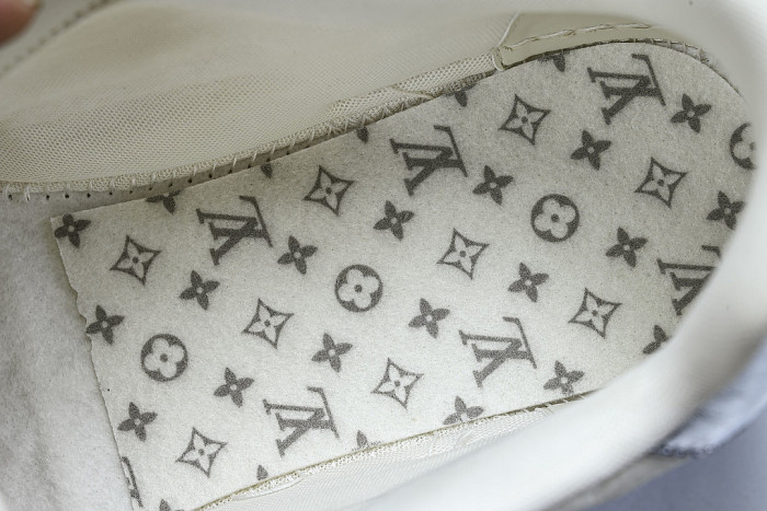 THE NEW CALFSKIN SPORTS SHOES EXUDE A SENSE OF FASHION AND SOPHISTICATION WHITE/PURE WHITE