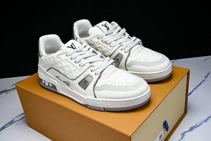 THE NEW CALFSKIN SPORTS SHOES EXUDE A SENSE OF FASHION AND SOPHISTICATION WHITE/PURE WHITE