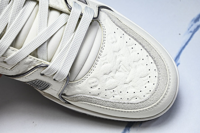 THE NEW CALFSKIN SPORTS SHOES EXUDE A SENSE OF FASHION AND SOPHISTICATION WHITE/PURE WHITE