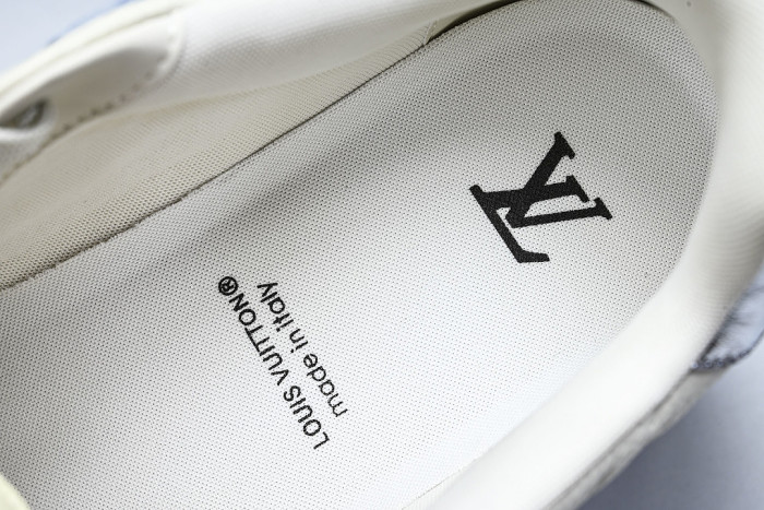THE NEW CALFSKIN SPORTS SHOES EXUDE A SENSE OF FASHION AND SOPHISTICATION WHITE/PURE WHITE