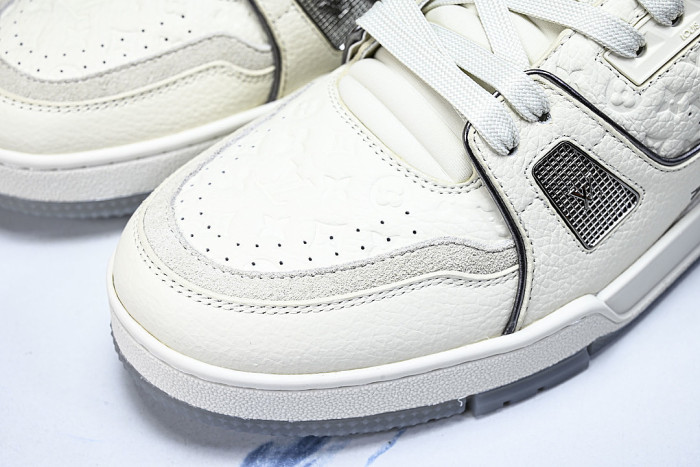 THE NEW CALFSKIN SPORTS SHOES EXUDE A SENSE OF FASHION AND SOPHISTICATION WHITE/PURE WHITE