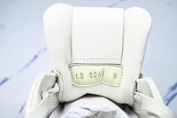THE NEW CALFSKIN SPORTS SHOES EXUDE A SENSE OF FASHION AND SOPHISTICATION WHITE/PURE WHITE