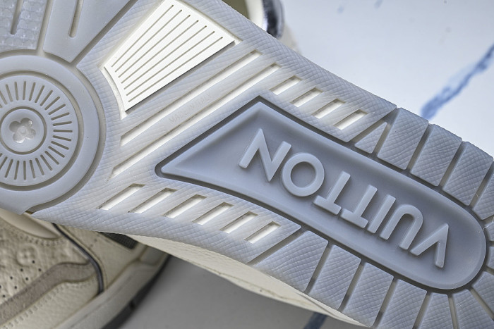 THE NEW CALFSKIN SPORTS SHOES EXUDE A SENSE OF FASHION AND SOPHISTICATION WHITE/PURE WHITE