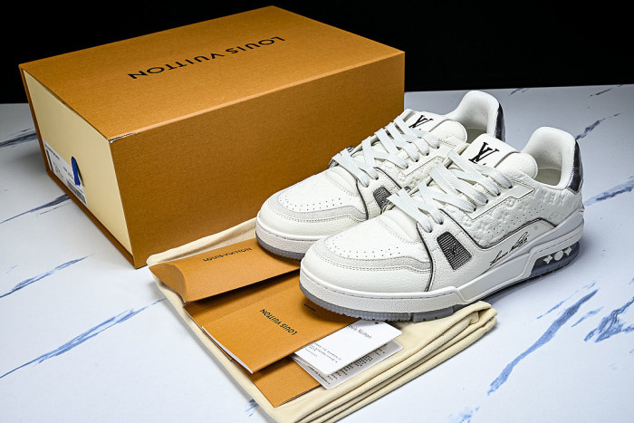 THE NEW CALFSKIN SPORTS SHOES EXUDE A SENSE OF FASHION AND SOPHISTICATION WHITE/PURE WHITE