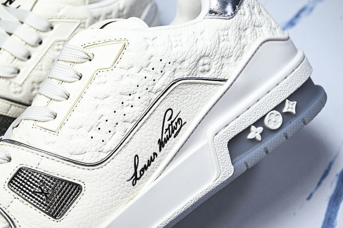 THE NEW CALFSKIN SPORTS SHOES EXUDE A SENSE OF FASHION AND SOPHISTICATION WHITE/PURE WHITE