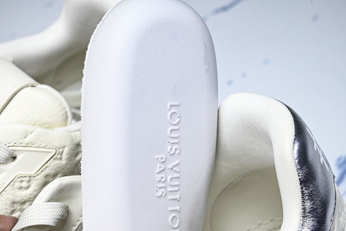 THE NEW CALFSKIN SPORTS SHOES EXUDE A SENSE OF FASHION AND SOPHISTICATION WHITE/PURE WHITE