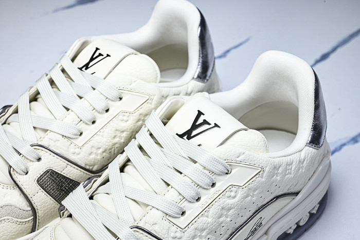 THE NEW CALFSKIN SPORTS SHOES EXUDE A SENSE OF FASHION AND SOPHISTICATION WHITE/PURE WHITE