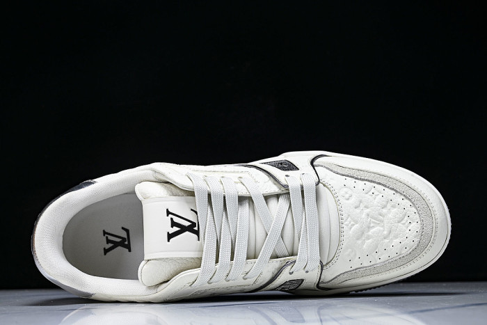 THE NEW CALFSKIN SPORTS SHOES EXUDE A SENSE OF FASHION AND SOPHISTICATION WHITE/PURE WHITE