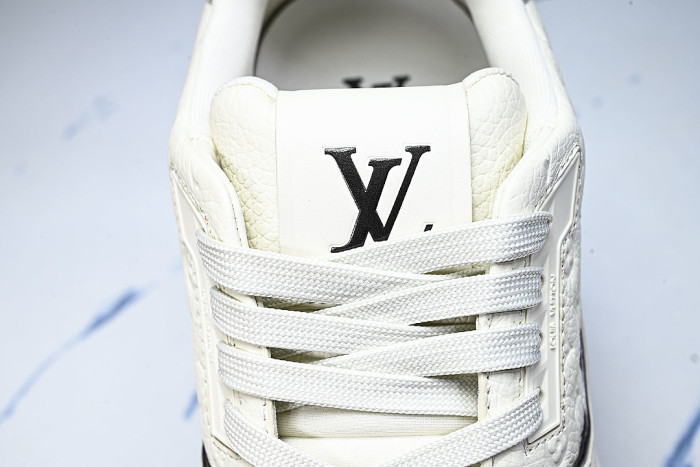 THE NEW CALFSKIN SPORTS SHOES EXUDE A SENSE OF FASHION AND SOPHISTICATION WHITE/PURE WHITE