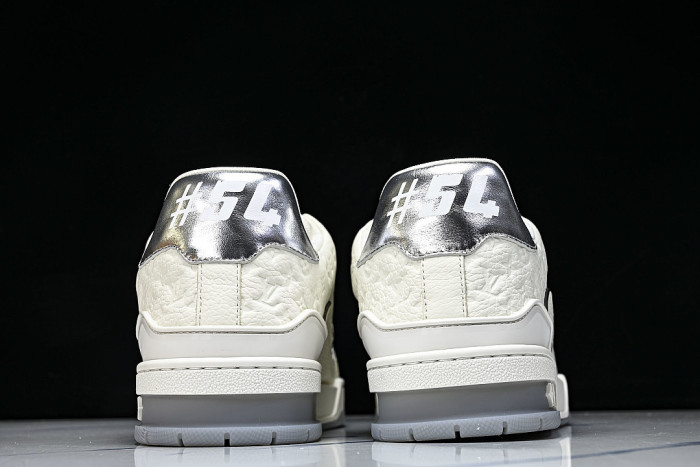 THE NEW CALFSKIN SPORTS SHOES EXUDE A SENSE OF FASHION AND SOPHISTICATION WHITE/PURE WHITE