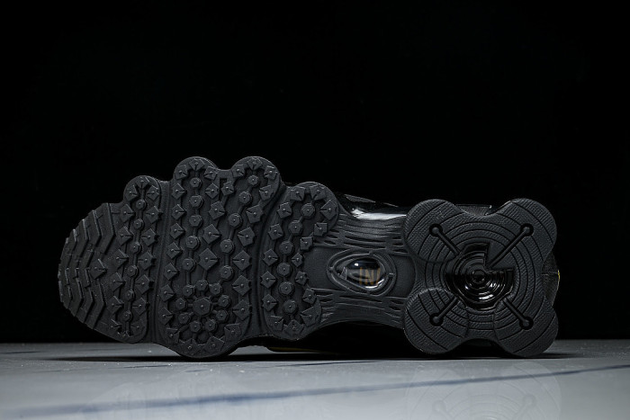 AV3595 -013 SHOX TL BLACK/UNIVERSITY GOLD