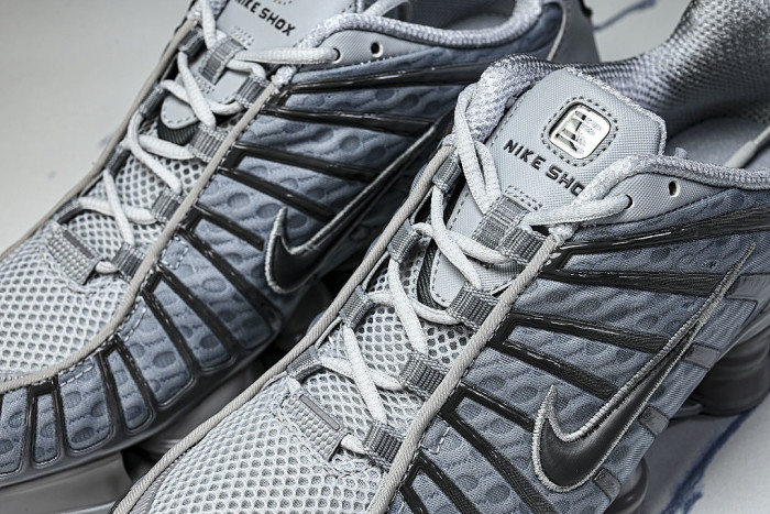 AV3595-015 SHOX TL WOLF GREY/IRON GREY