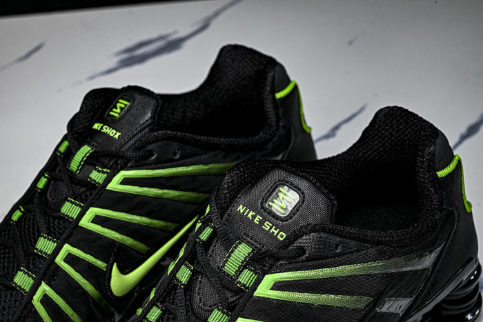 AV3595-012 SHOX TL BLACK/BLACK/GREEN STRIKE