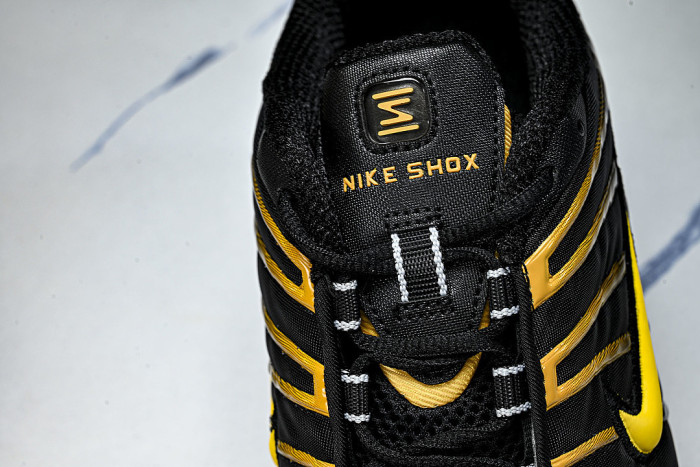 AV3595 -013 SHOX TL BLACK/UNIVERSITY GOLD