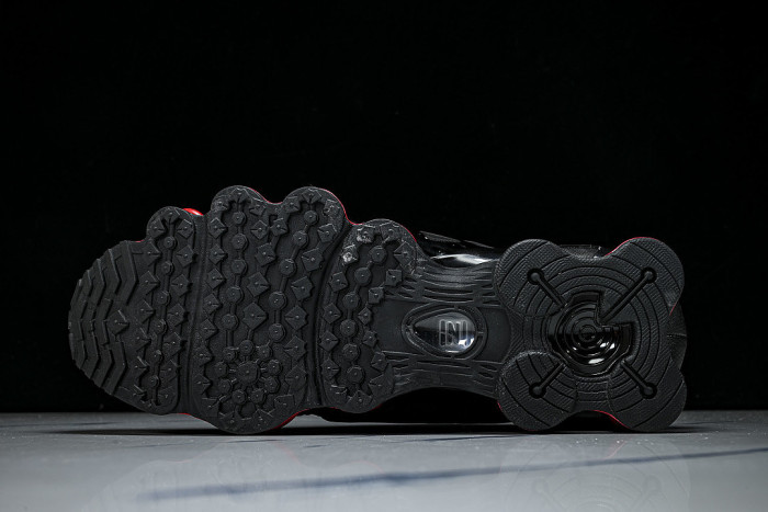 CI0987- 001 SHOX TL BLACK/METALLIC SILVER-UNIVERSITY RED