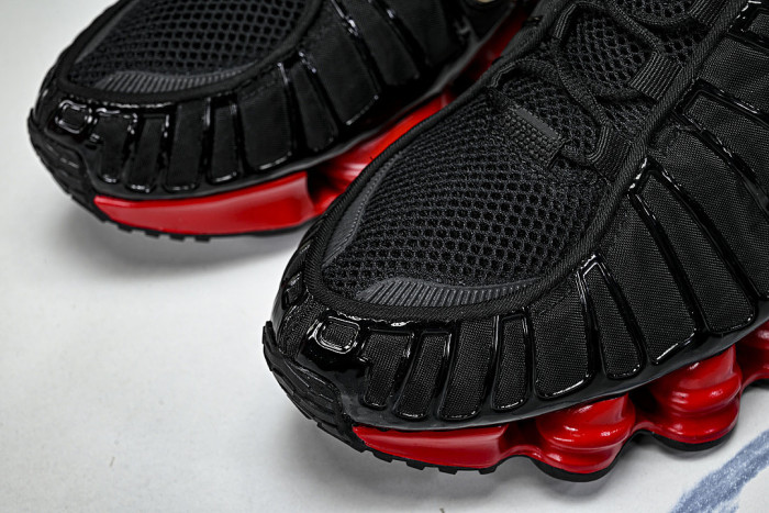 CI0987- 001 SHOX TL BLACK/METALLIC SILVER-UNIVERSITY RED