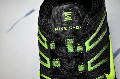 AV3595-012 SHOX TL BLACK/BLACK/GREEN STRIKE