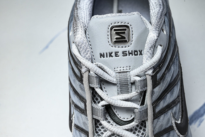 AV3595-015 SHOX TL WOLF GREY/IRON GREY