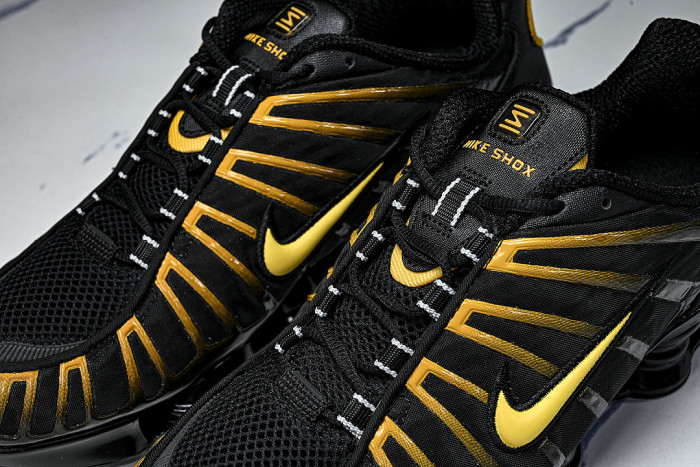 AV3595 -013 SHOX TL BLACK/UNIVERSITY GOLD
