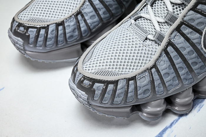 AV3595-015 SHOX TL WOLF GREY/IRON GREY