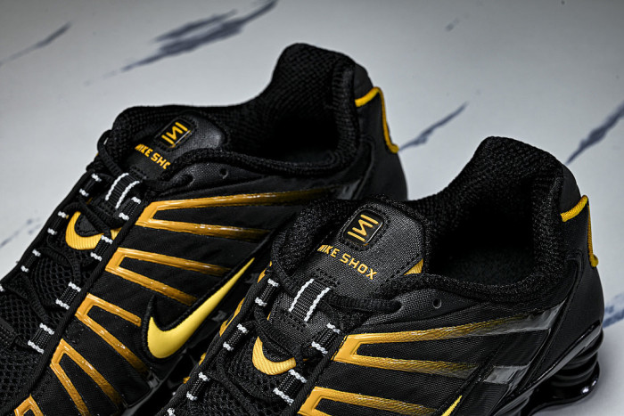 AV3595 -013 SHOX TL BLACK/UNIVERSITY GOLD