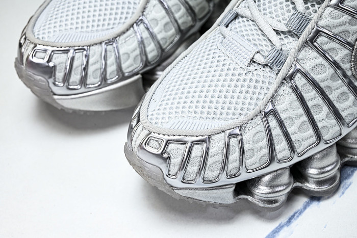 AR3566 -003 SHOX TL PURE PLATINUM/METALLIC SILVER