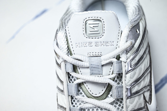 AR3566 -003 SHOX TL PURE PLATINUM/METALLIC SILVER