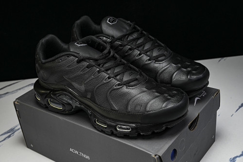 FD7855-001 AIR MAX PLUS BLACK/OFF NOIR/LIGHT IRON ORE/OBSIDIAN/COOL GREY/IRON GREY