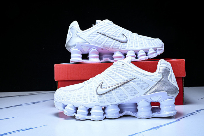 AV3595-100 SHOX TL WHITE/METALLIC SILVER-MAX ORANGE-WHITE