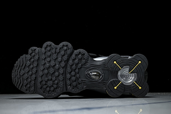 BV1388- 001 SHOX TL BLACK/METALLIC GOLD-METALLIC SILVER