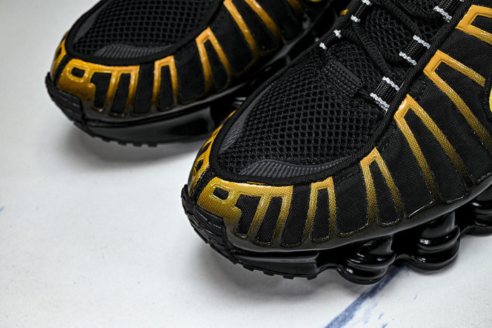 AV3595 -013 SHOX TL BLACK/UNIVERSITY GOLD