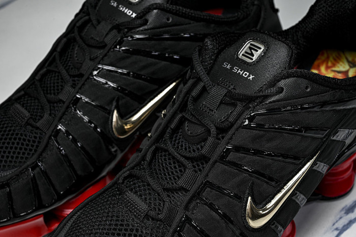 CI0987- 001 SHOX TL BLACK/METALLIC SILVER-UNIVERSITY RED