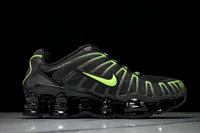 AV3595-012 SHOX TL BLACK/BLACK/GREEN STRIKE