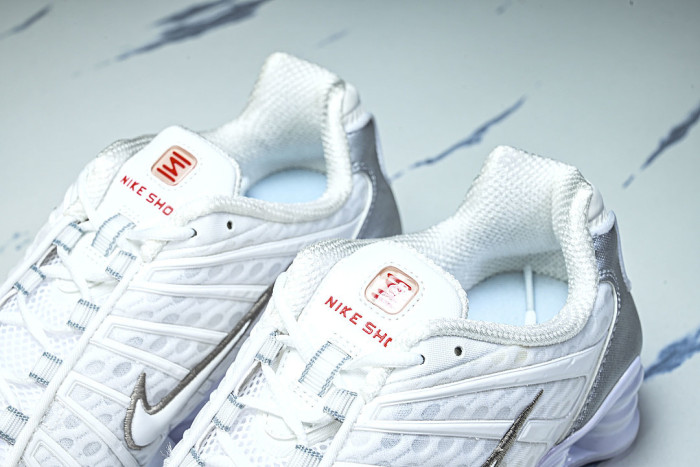 AV3595-100 SHOX TL WHITE/METALLIC SILVER-MAX ORANGE-WHITE