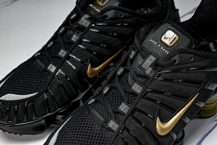 BV1388- 001 SHOX TL BLACK/METALLIC GOLD-METALLIC SILVER