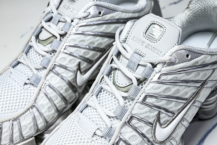 AR3566 -003 SHOX TL PURE PLATINUM/METALLIC SILVER