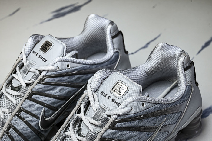 AV3595-015 SHOX TL WOLF GREY/IRON GREY