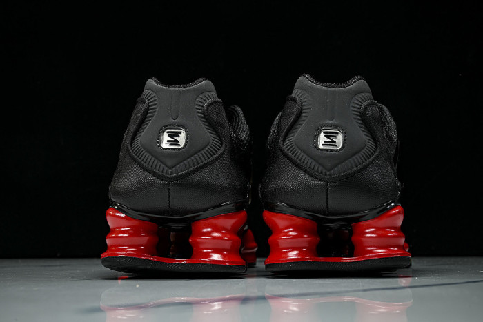 CI0987- 001 SHOX TL BLACK/METALLIC SILVER-UNIVERSITY RED