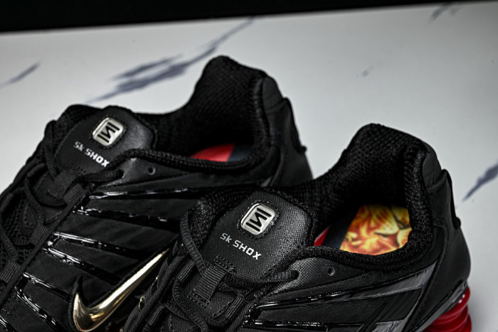 CI0987- 001 SHOX TL BLACK/METALLIC SILVER-UNIVERSITY RED