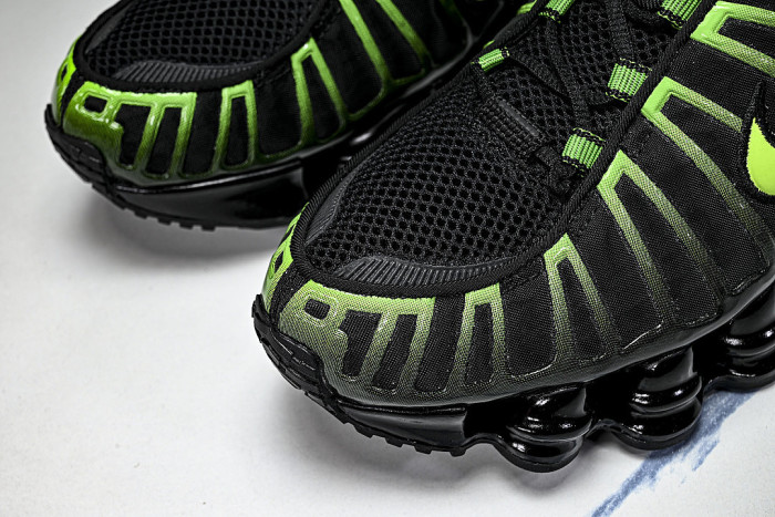 AV3595-012 SHOX TL BLACK/BLACK/GREEN STRIKE