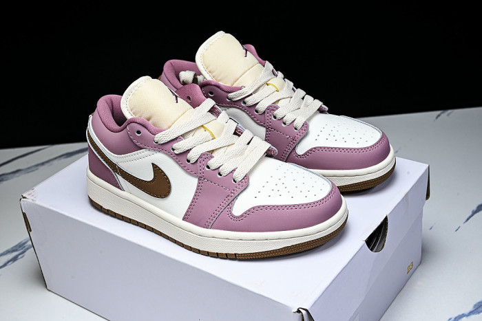 DC0774-609 JORDAN 1 LOW DESERT BERRY/LIGHT BRITISH TAN/CHALK/SAIL