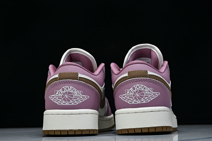 DC0774-609 JORDAN 1 LOW DESERT BERRY/LIGHT BRITISH TAN/CHALK/SAIL