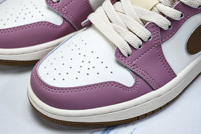 DC0774-609 JORDAN 1 LOW DESERT BERRY/LIGHT BRITISH TAN/CHALK/SAIL