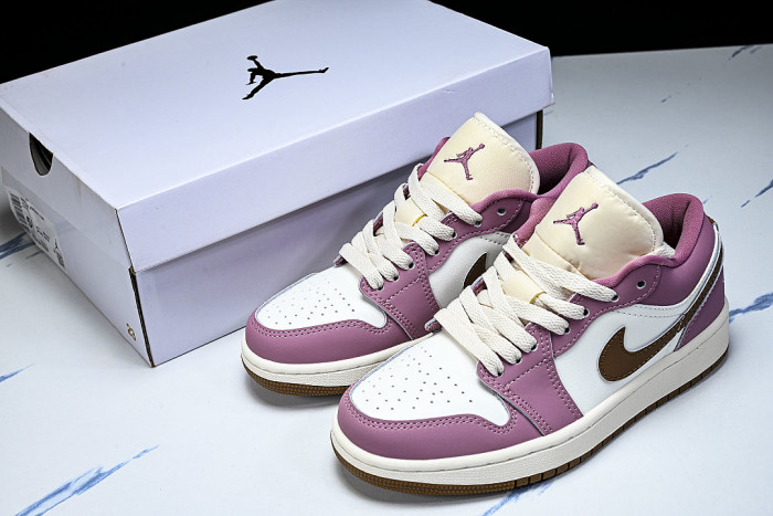 DC0774-609 JORDAN 1 LOW DESERT BERRY/LIGHT BRITISH TAN/CHALK/SAIL