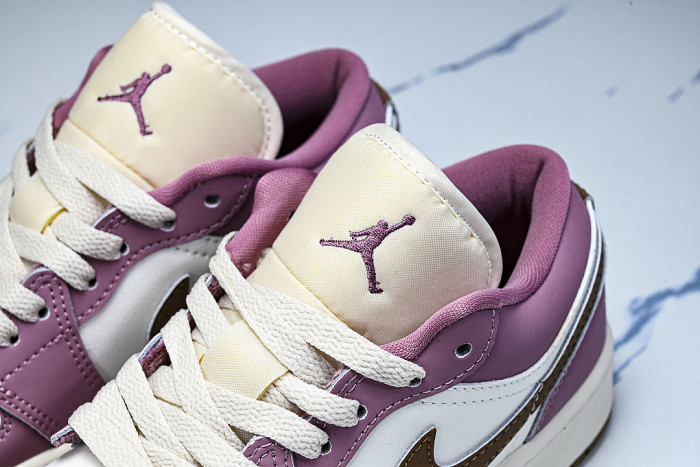 DC0774-609 JORDAN 1 LOW DESERT BERRY/LIGHT BRITISH TAN/CHALK/SAIL