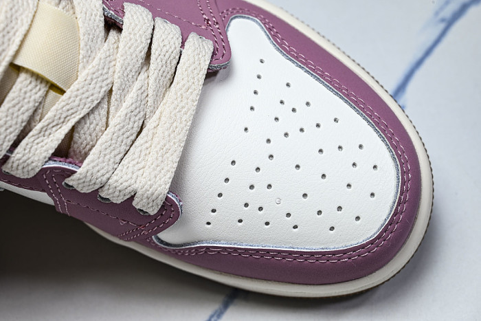 DC0774-609 JORDAN 1 LOW DESERT BERRY/LIGHT BRITISH TAN/CHALK/SAIL