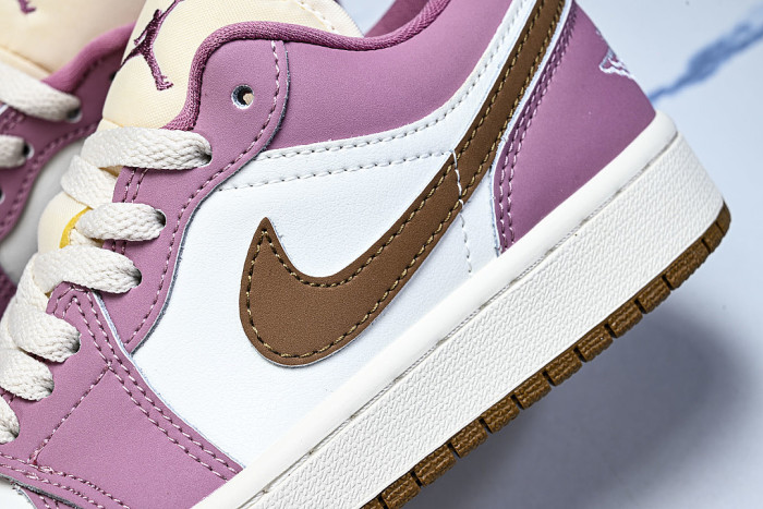 DC0774-609 JORDAN 1 LOW DESERT BERRY/LIGHT BRITISH TAN/CHALK/SAIL