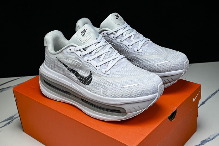 HQ2050-104 VOMERO PREMIUM OFF-WHITE/GREY FOG/WOLF GREY/DARK OBSIDIAN